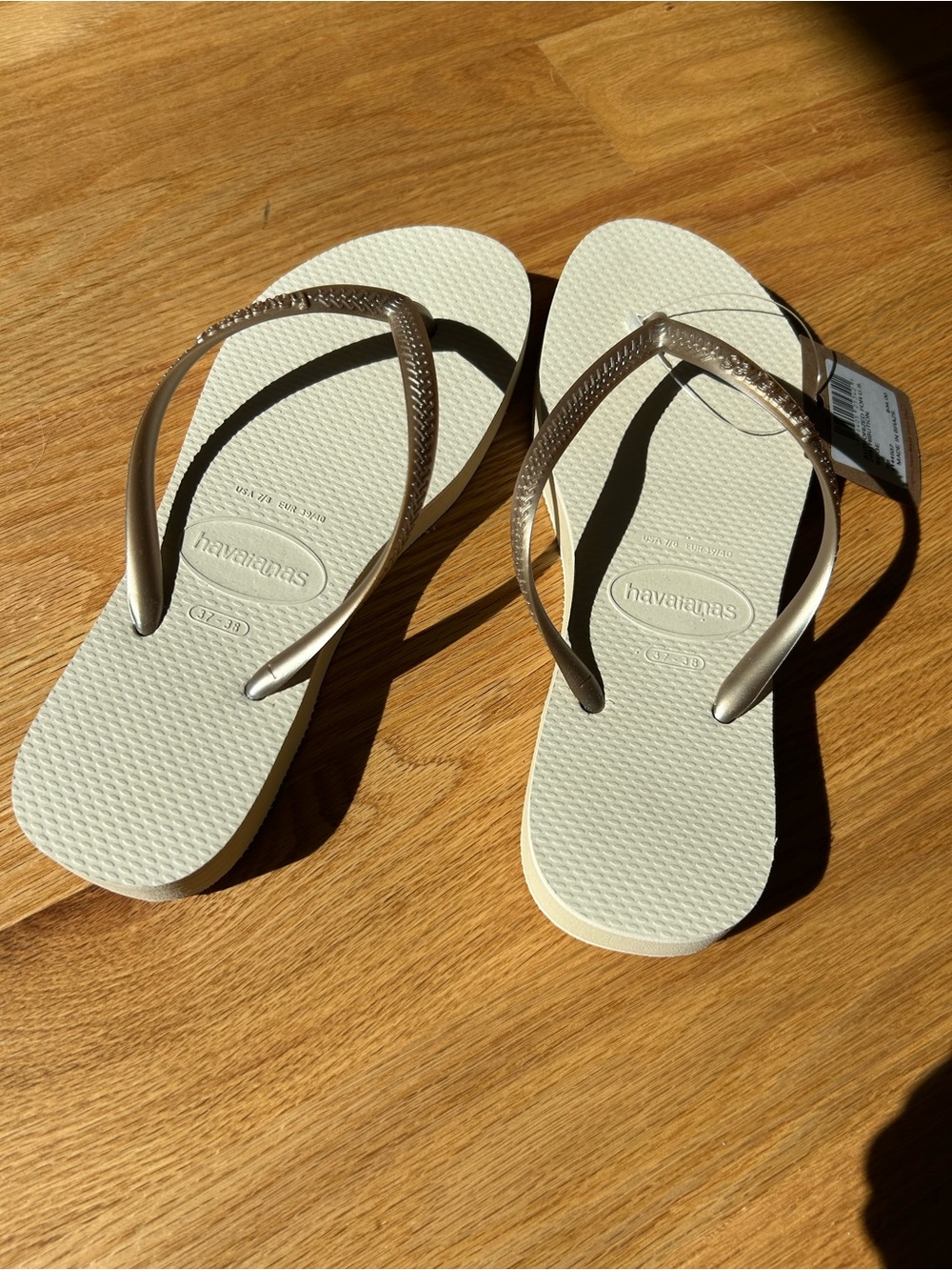 Havaianas Women's Slim Flatform Beige Flip Flops with Gold-Tone Straps 7/8. - Picture 5 of 5